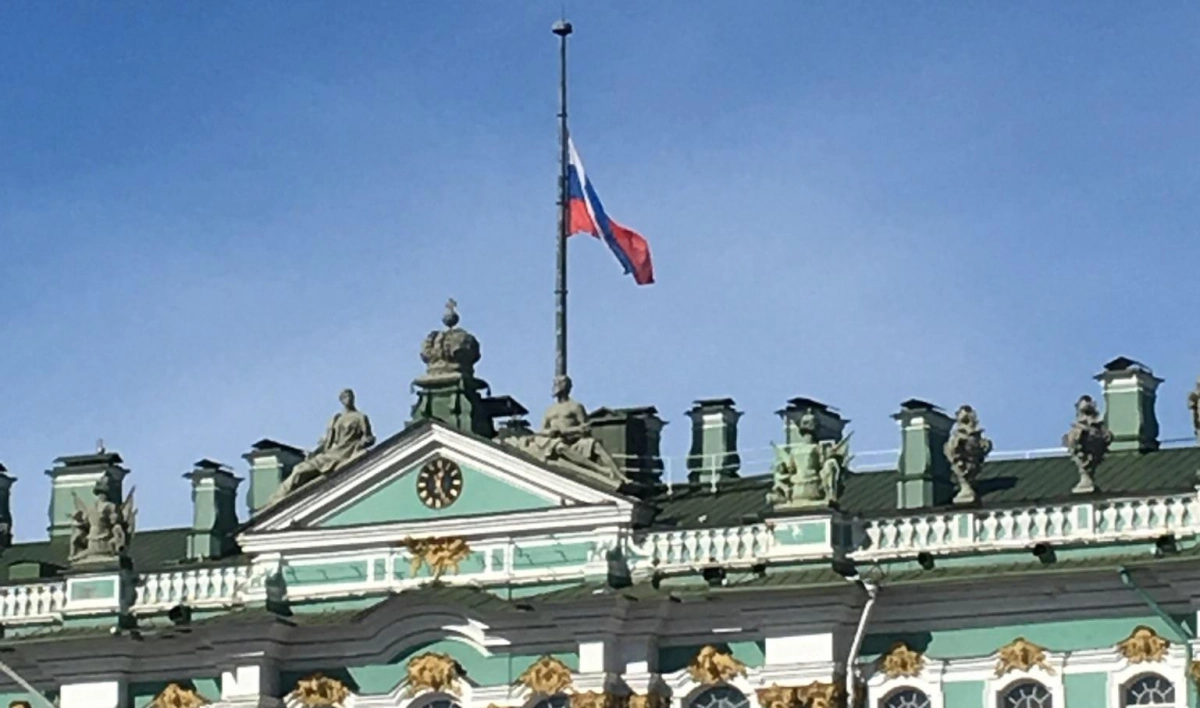 В связи с трагедией в Керчи над Зимним дворцом приспустили флаг России - tvspb.ru