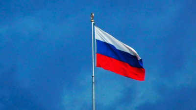 Как альпинисты поднимают флагштоки у парка имени 300-летия Петербурга