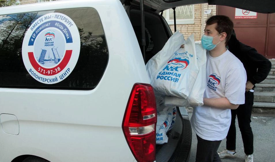 В Петербурге волонтеры передали медработникам поликлиники №32 продуктовые наборы и маски - tvspb.ru