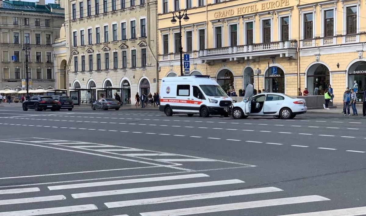 Мужчина пострадал в массовой аварии на Невском проспекте - tvspb.ru