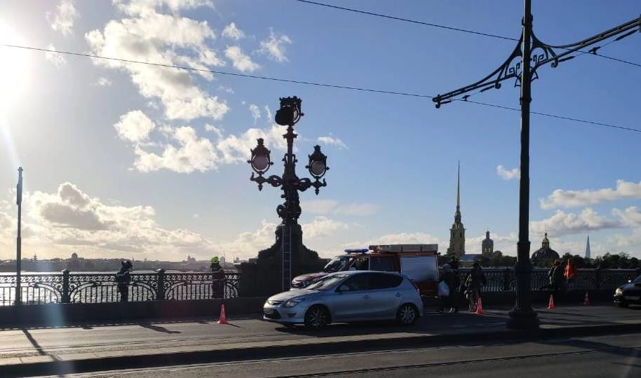 На Троицком мосту ветром снесло фонарь - tvspb.ru