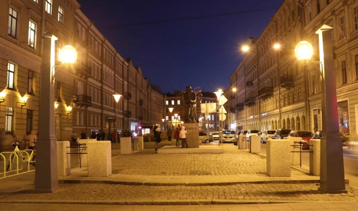 Отреставрированные фонари перед памятником Достоевскому подключили к электроснабжению - tvspb.ru