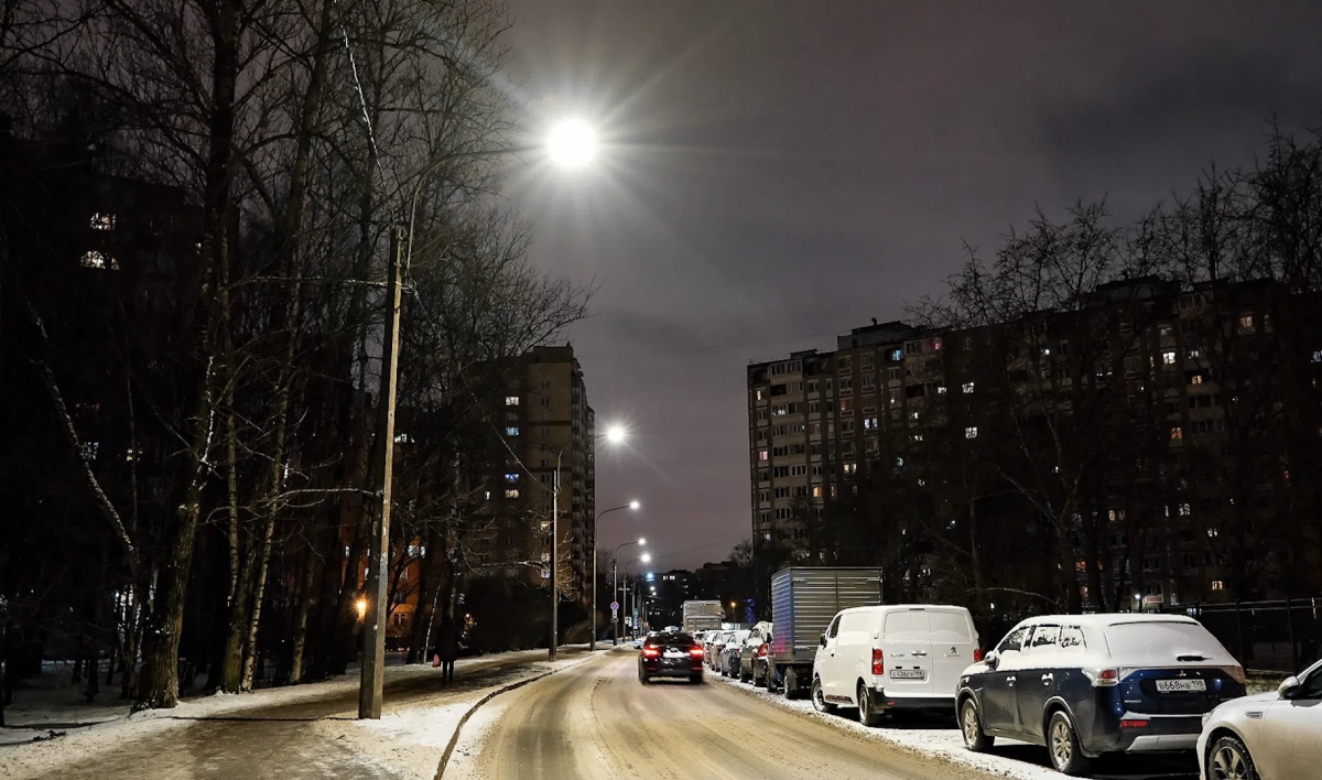 В Альпийском переулке на смену натриевым фонарям пришли современные светильники - tvspb.ru
