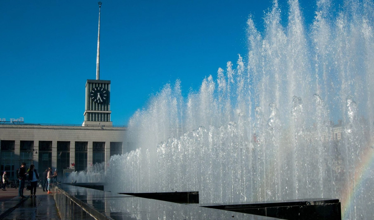 В Петербурге в день ВМФ останавливали работу фонтанов из-за купавшихся в них людей - tvspb.ru