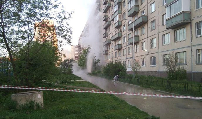 Утром на Шлиссельбургском проспекте забил фонтан горячей воды - tvspb.ru