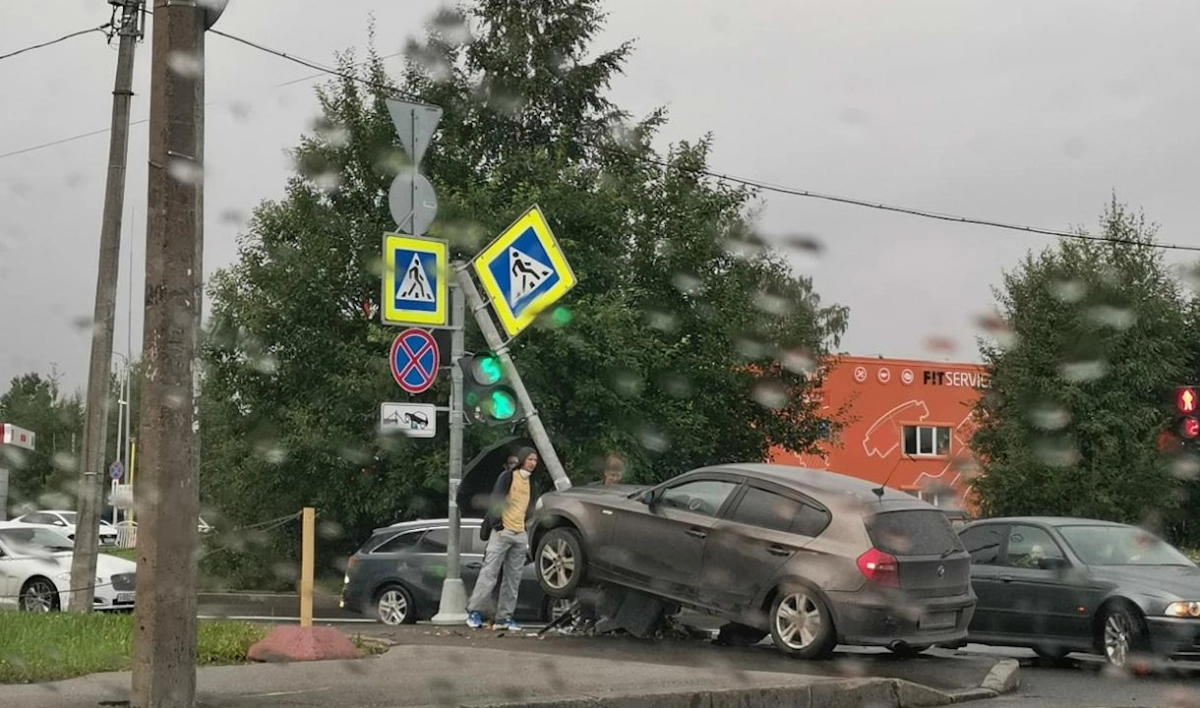 На проспекте Энергетиков BMW сбил светофор - tvspb.ru