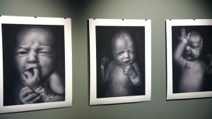 Фотографы Молодковец и Артемов представили портреты новорожденных на выставке «Прибытие»