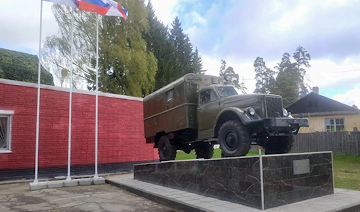 Военные в Ленобласти восстановили грузовик ГАЗ-63 и сделали его памятником. - tvspb.ru