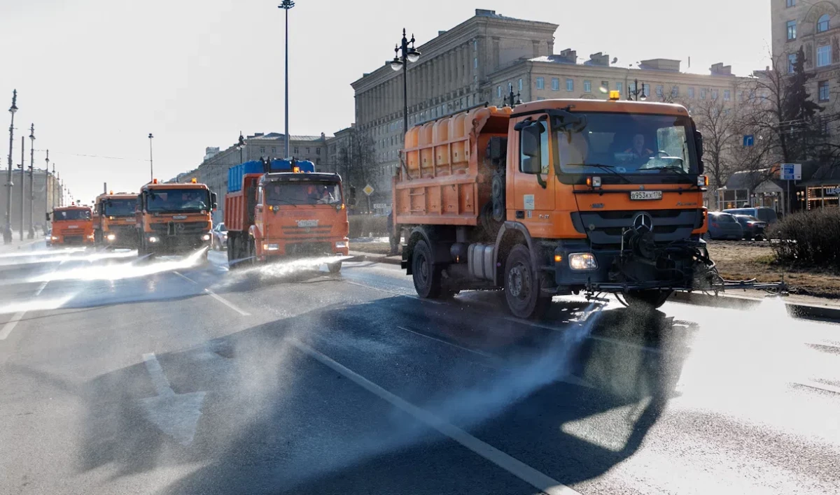 Для поддержания чистоты Петербурга в праздничные дни использовали 24 тысячи  кубометров воды | Телеканал Санкт-Петербург