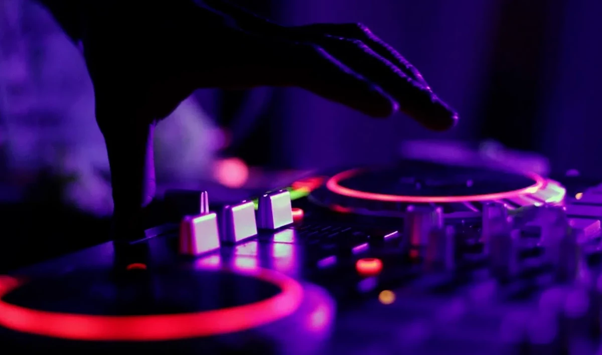 Петербурженку оштрафовали за нарушение авторских прав Льва Лещенко и «Голубых беретов» - tvspb.ru