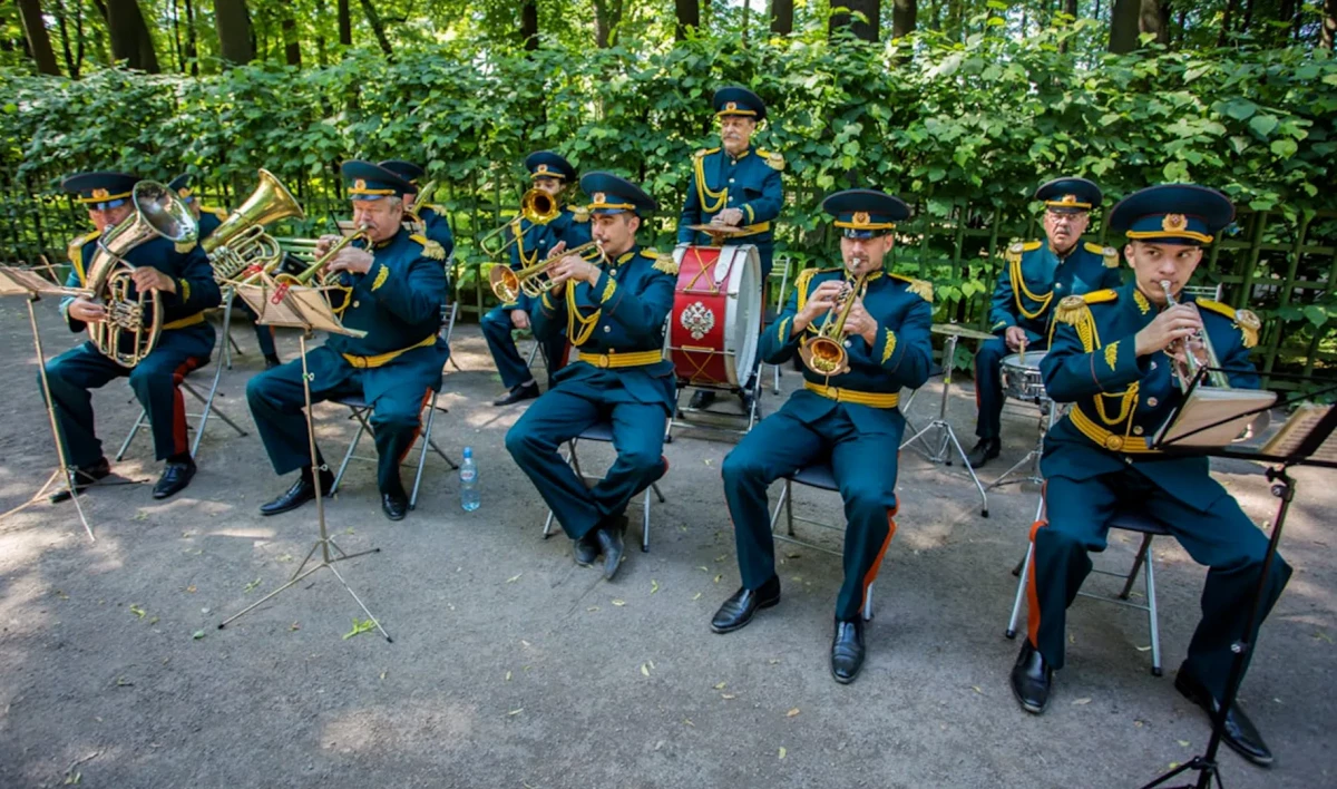 Духовой оркестр сыграет для посетителей Летнего сада - tvspb.ru