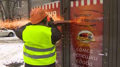 Не платили за электричество и аренду: в Калининском районе демонтируют незаконные ларьки