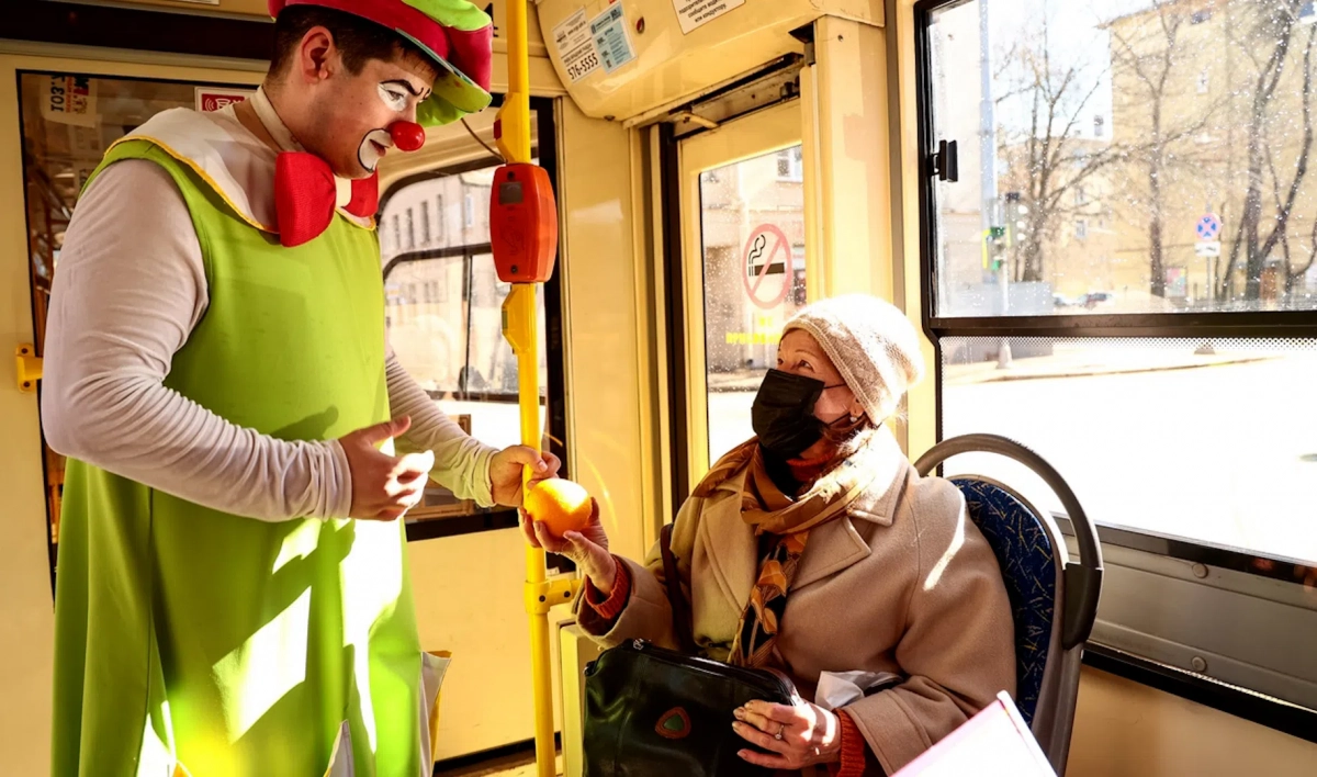 «Мимигранты» поздравили пассажиров трамвая с Днем витамина C - tvspb.ru