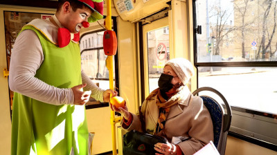 «Мимигранты» поздравили пассажиров трамвая с Днем витамина C
