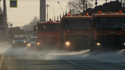 В Петербурге начали мыть дороги, фасады зданий и тротуары после зимы