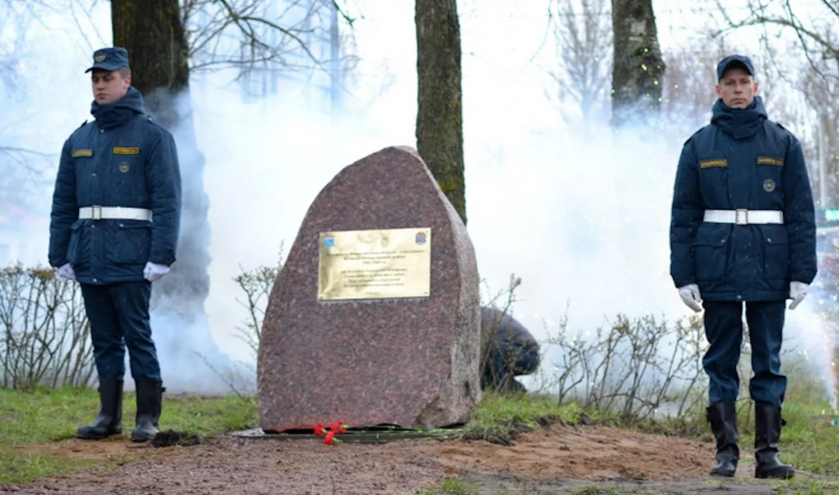 В Ленобласти установили камень в память о пожарных, которые работали в годы войны - tvspb.ru