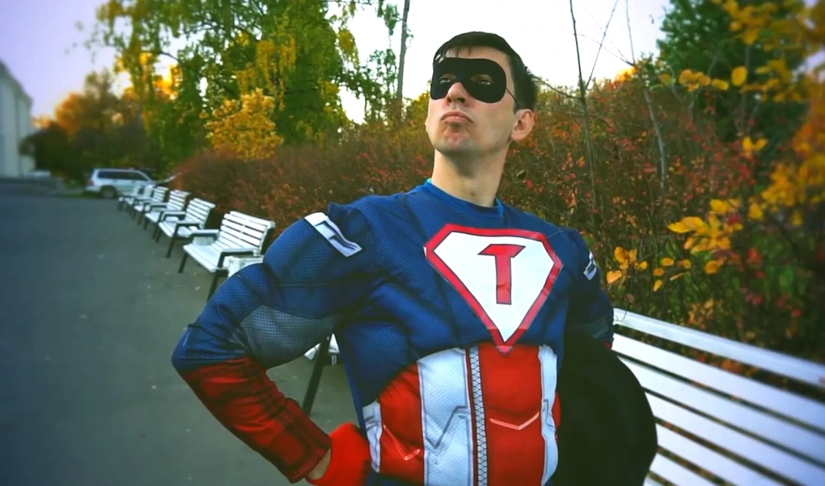 Супергерои в плащах вышли на экологический подвиг в Колпинском районе - tvspb.ru