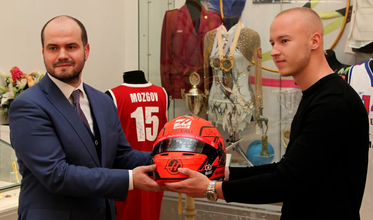 Гонщик Никита Мазепин передал свой шлем Государственному музею спорта - tvspb.ru