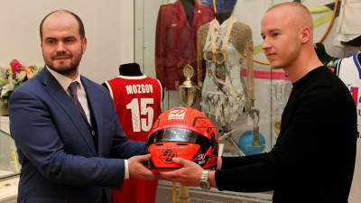 Гонщик Никита Мазепин передал свой шлем Государственному музею спорта