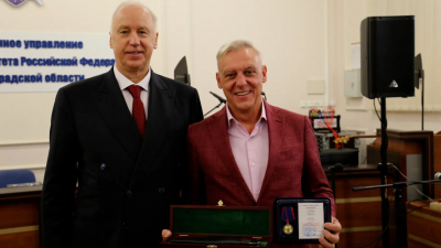 Александр Бастрыкин вручил медали актерам из «Улиц разбитых фонарей»