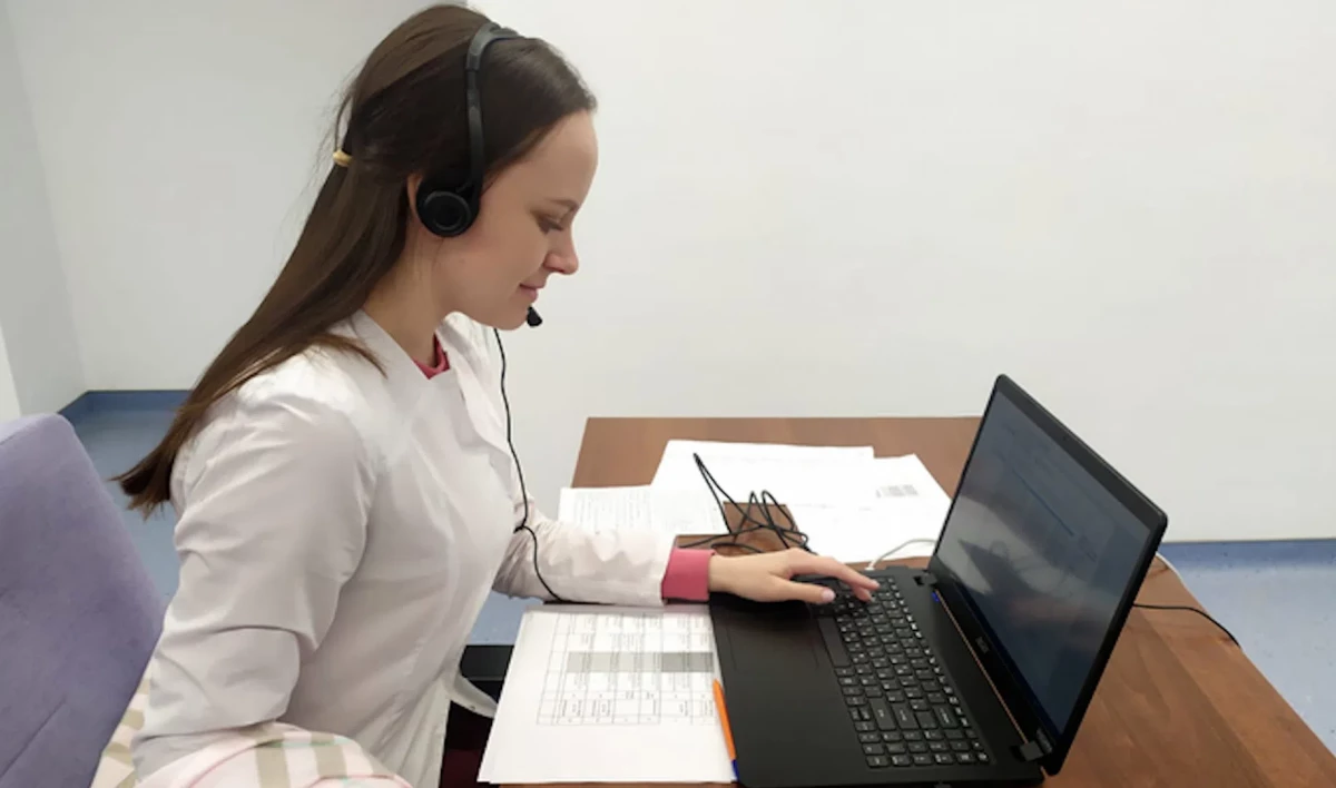 В Ленобласти 483 студента помогают медикам в борьбе с COVID-19 - tvspb.ru