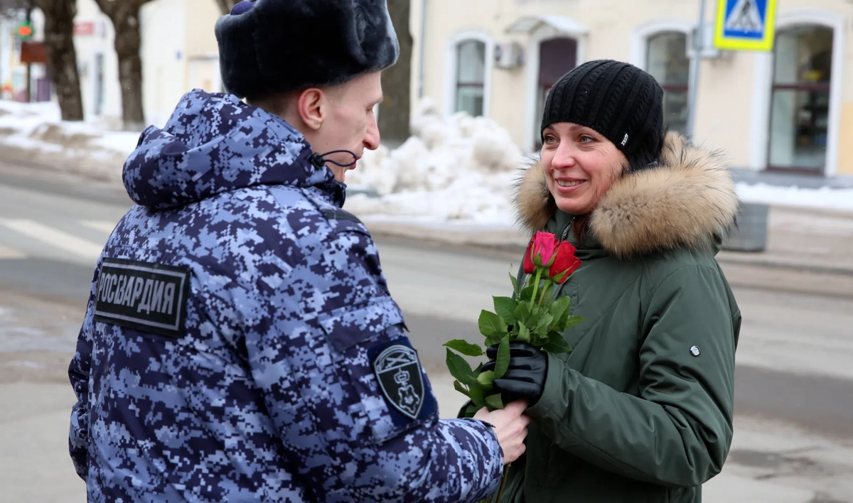 Росгвардейцы вручили цветы жительницам Волхова - tvspb.ru