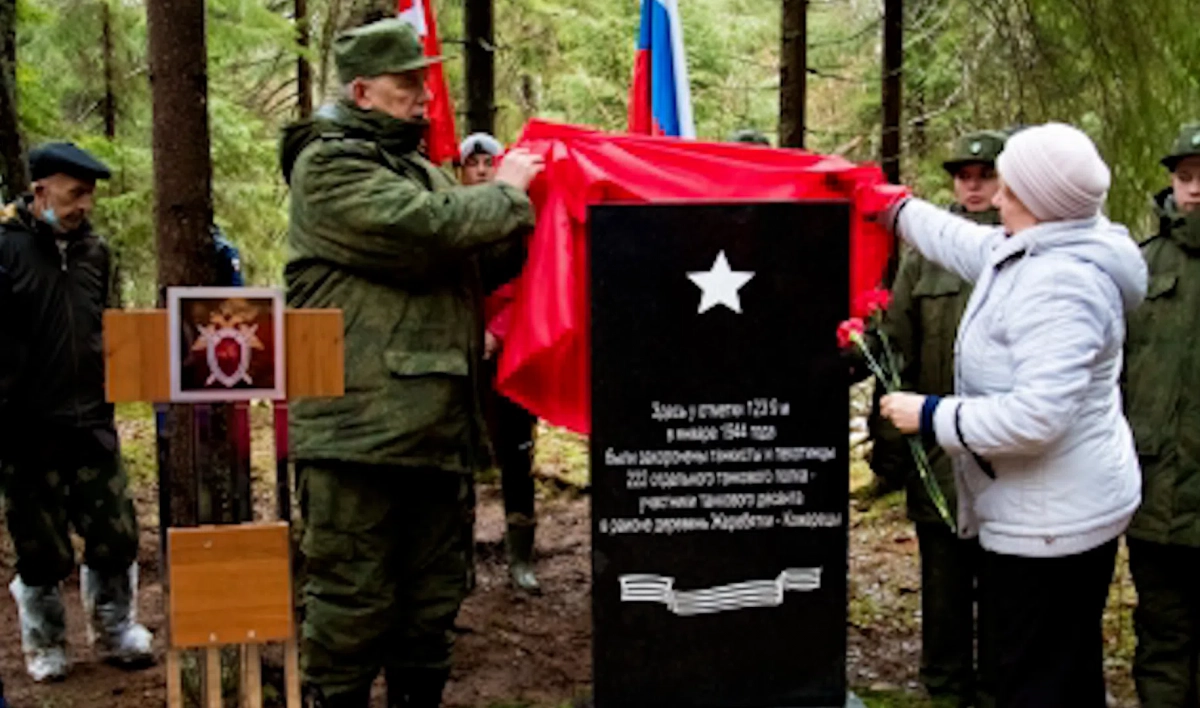 Следователи Ленобласти установили мемориал на братской могиле в деревне Гостилицы - tvspb.ru