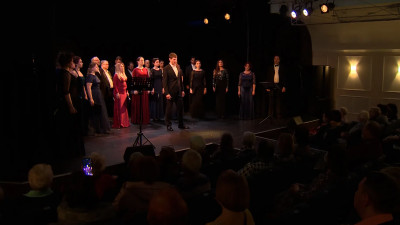 Патриотические песни звучат в «Мюзик Холле» в честь восьмой годовщины воссоединения Крыма с Россией