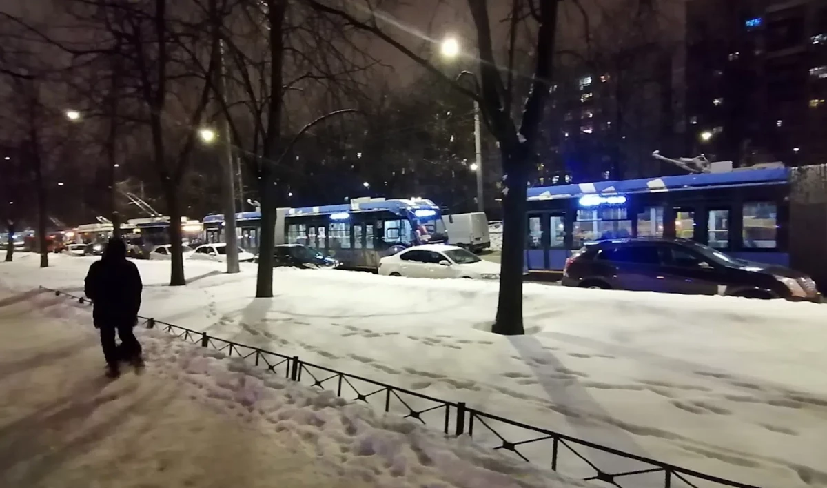 Авария на проспекте Космонавтов собрала очередь из троллейбусов - tvspb.ru