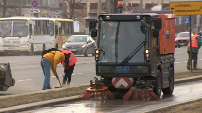 Бой с пылью: Как коммунальщики моют Петербург в условиях холодной весны