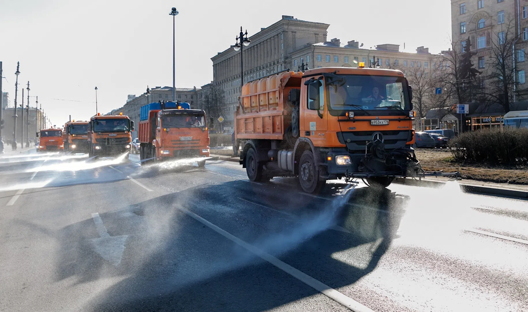 Мыть улицы Петербурга пока будут только в дневное время | Телеканал  Санкт-Петербург