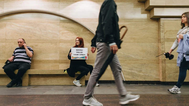 Флешмоб в честь Виктора Цоя прошел в петербургской подземке - tvspb.ru