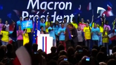 Макрон и Ле Пен прошли во второй тур президентских выборов во Франции