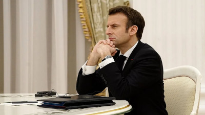 Эммануэль Макрон напомнил, что Франция не ведет войну против России