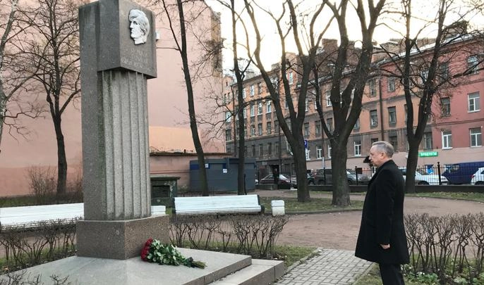 Александр Беглов возложил цветы к памятнику Галине Старовойтовой - tvspb.ru