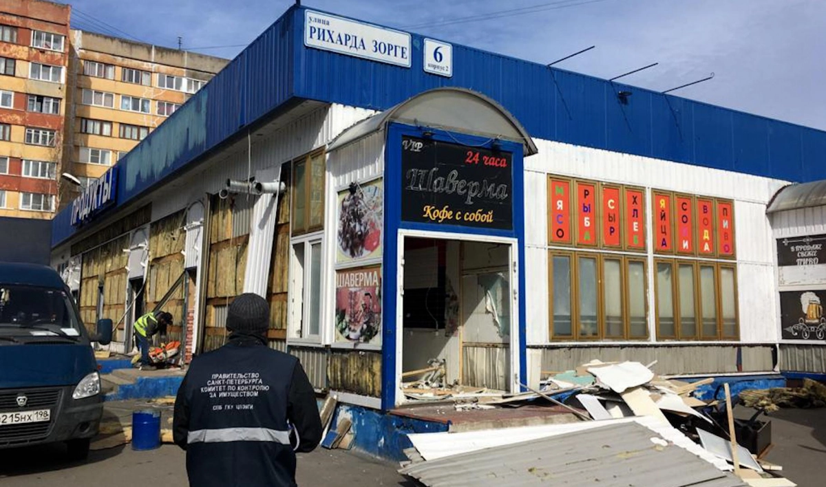 На улице Рихарда Зорге снесли торговый павильон, размещенный на участке в 840 «квадратов» - tvspb.ru