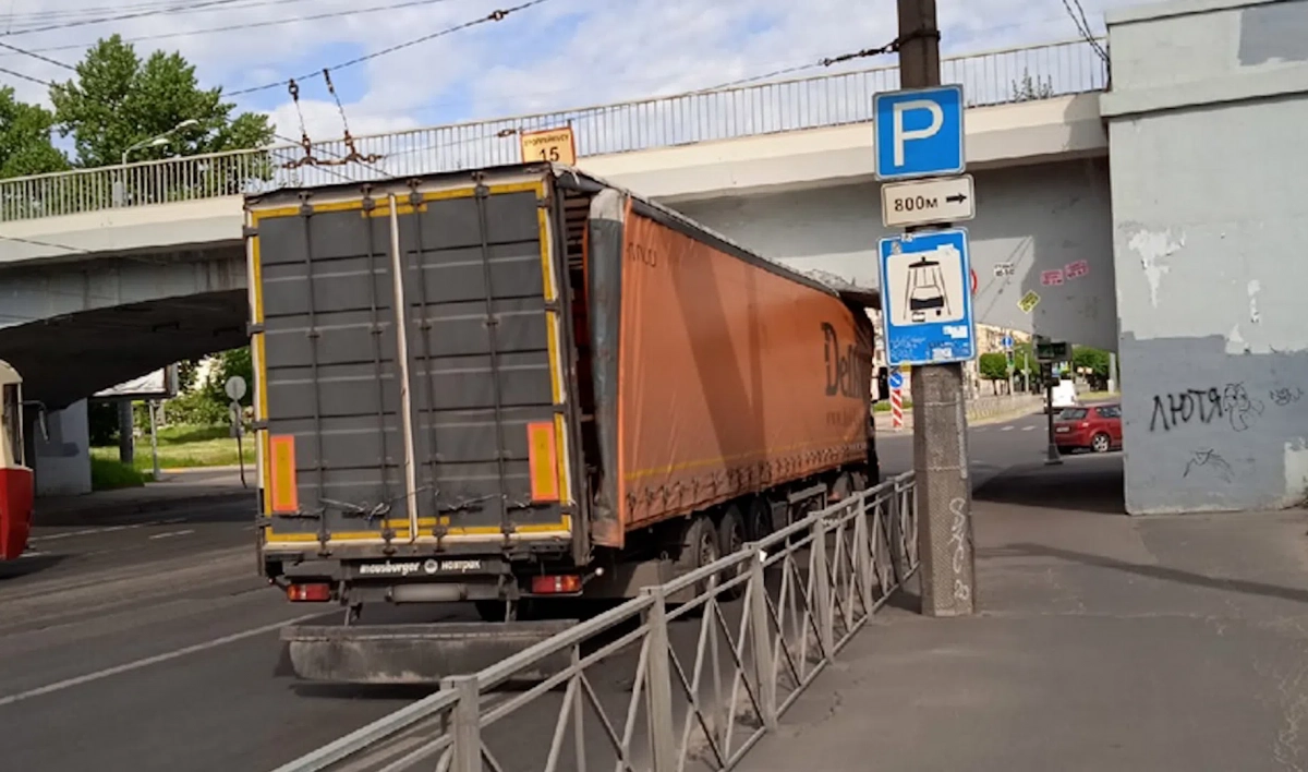 Фура застряла под мостом на Дальневосточном | Телеканал Санкт-Петербург