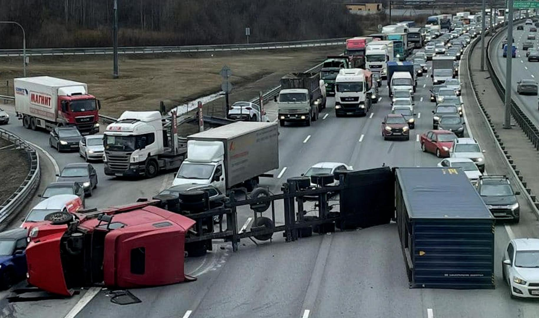 Аварии фур. Авария на ЦКАДЕ вчера с фурой. Авария на каде в СПБ грузовые. Фура поперек дороги.