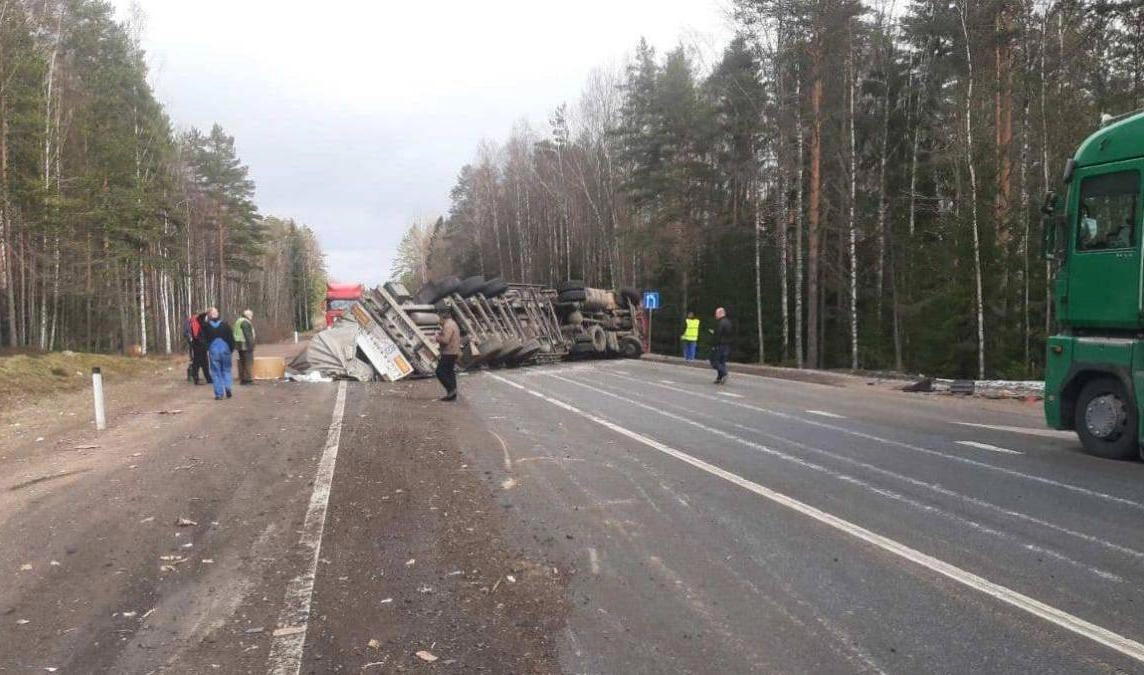 Перевернувшаяся фура заблокировала движение грузовиков по «Скандинавии» - tvspb.ru