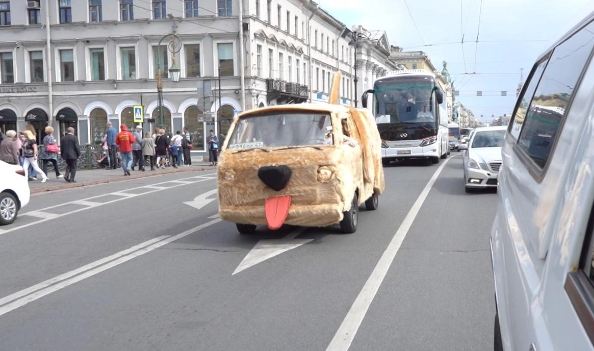 По Невскому проспекту проехал фургон, замаскированный под собаку - tvspb.ru
