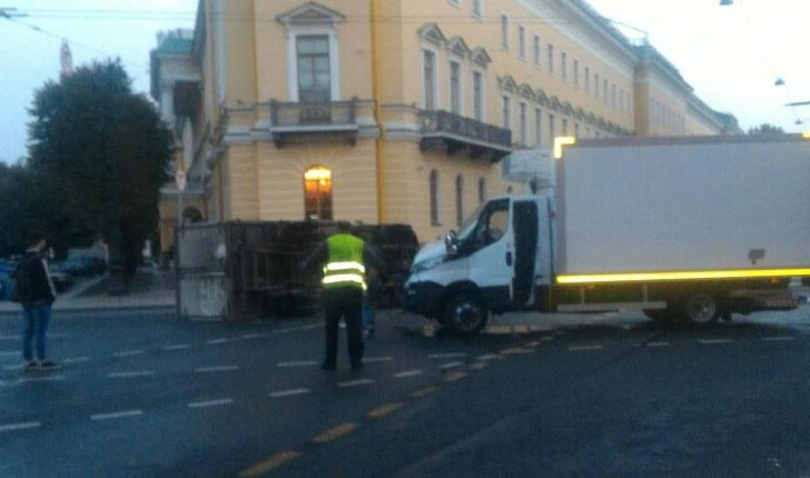 У Исаакиевского собора в результате аварии опрокинулся автофургон - tvspb.ru