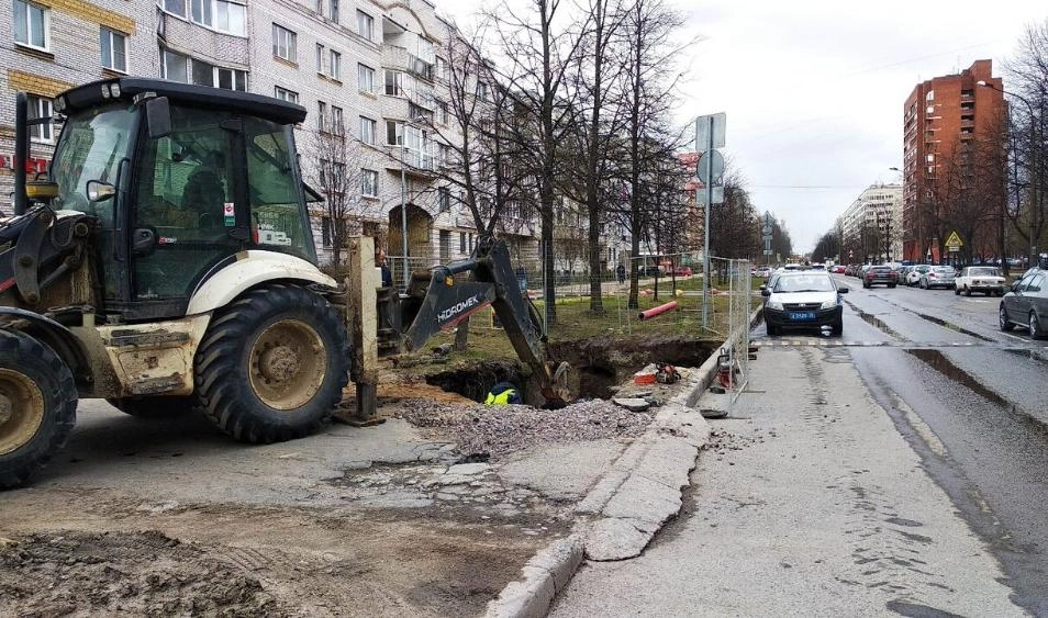 Прокладка электрокабеля на Придорожной аллее оказалась опасной для пешеходов - tvspb.ru