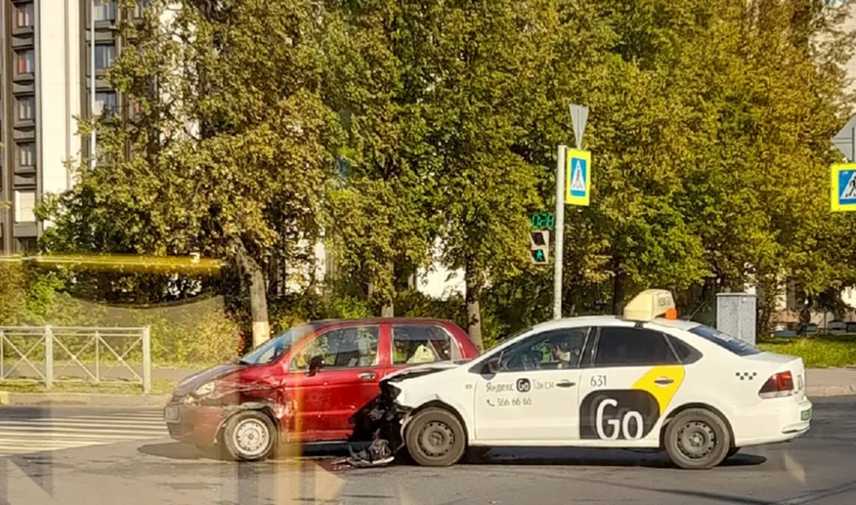 Таксист врезался в Матиз на перекрестке улиц Галстяна и Варшавской - tvspb.ru