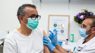 Глава ВОЗ сделал прививку от коронавируса