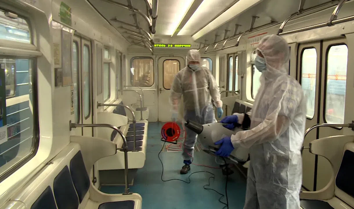 рыжая девушка в метро. место метро. почему в метро холодно. люди ночуют в метро украина. почему в метро холодно.