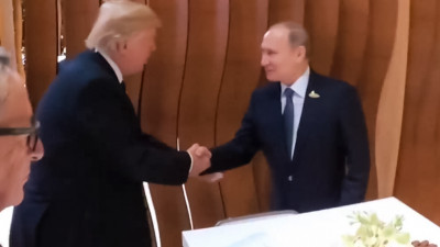 Путин и Трамп впервые пожали друг другу руки