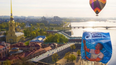 Фанатское полотно и залп из пушки. Как в Петербурге отмечают юбилей «Зенита»