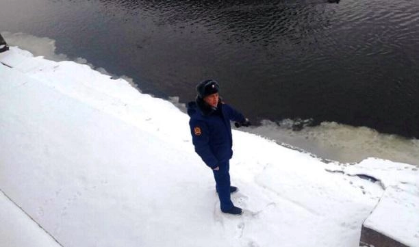 Сотрудник Росгвардии вытащил женщину из реки Мойки - tvspb.ru
