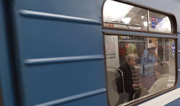 Бегущую строку на английском языке протестируют на фиолетовой ветке метро - tvspb.ru
