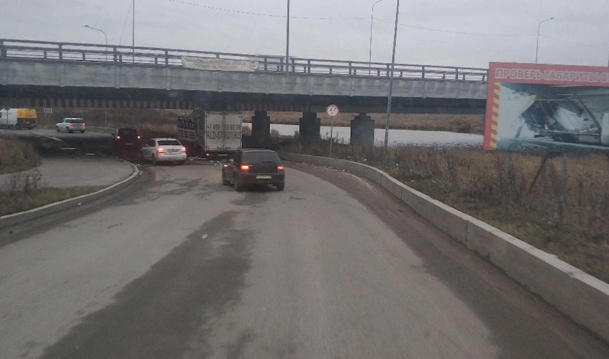 Под мостом глупости застряла 173-я «Газель» - tvspb.ru